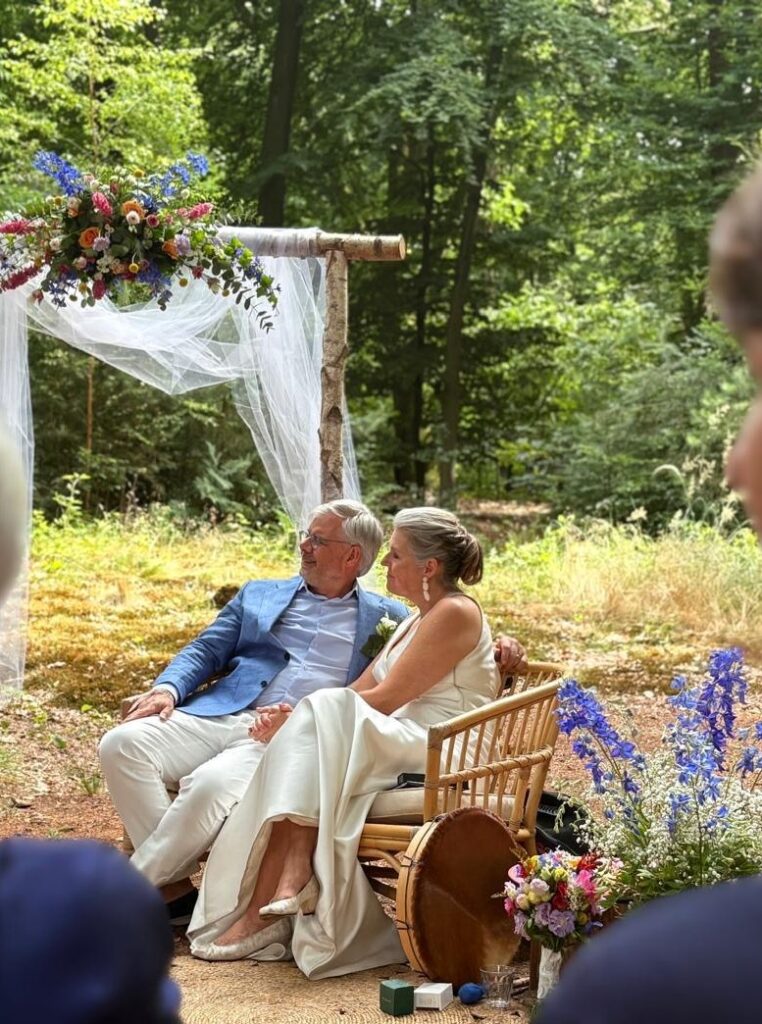 https://trouwfotosvandaan.nl/spirituele-bruiloft-in-het-bos-bij-villa-klein-heumen-in-nijmegen-hein-danielle/